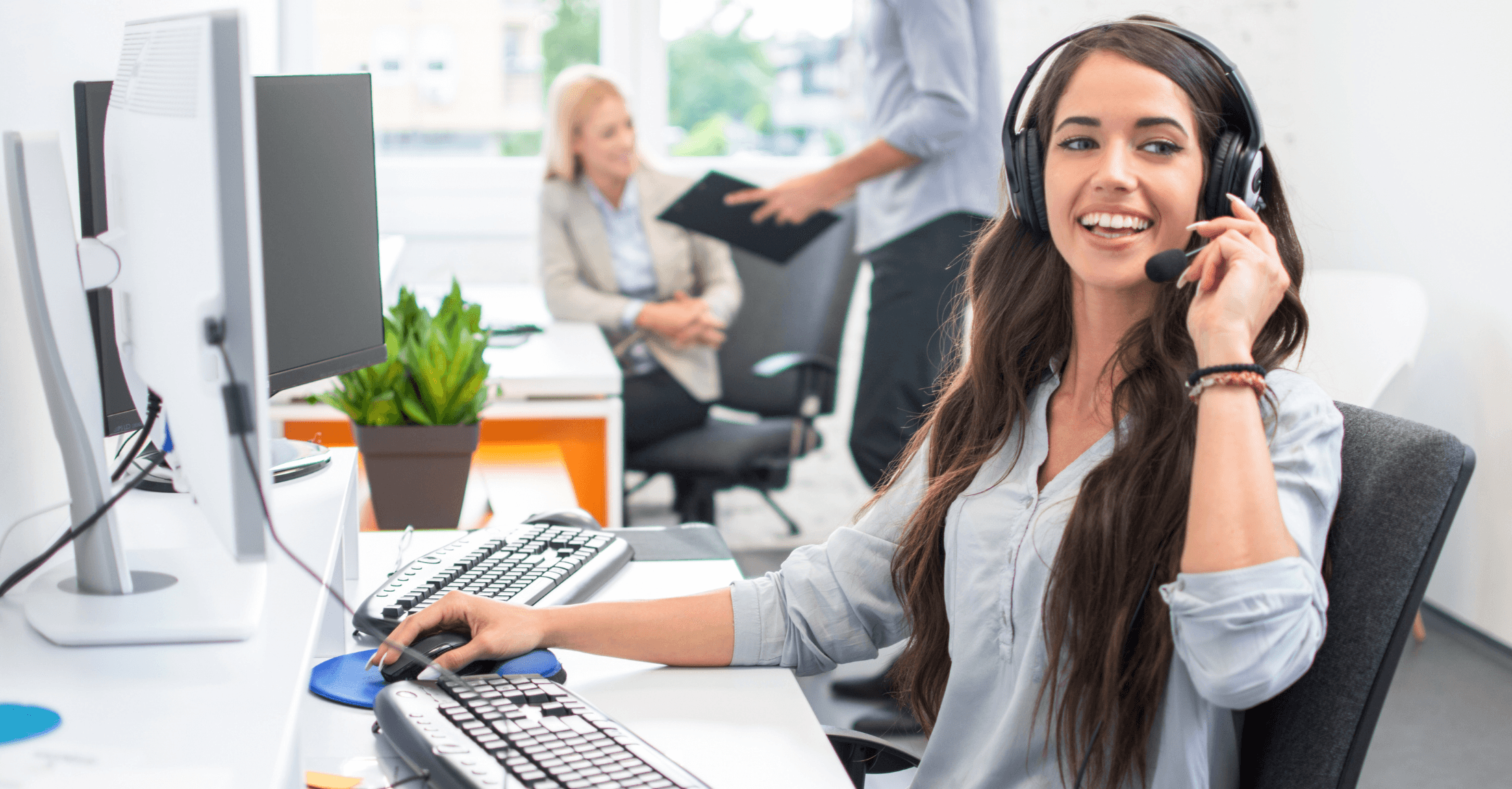 Woman working in customer support speaking on the phone with an advisor